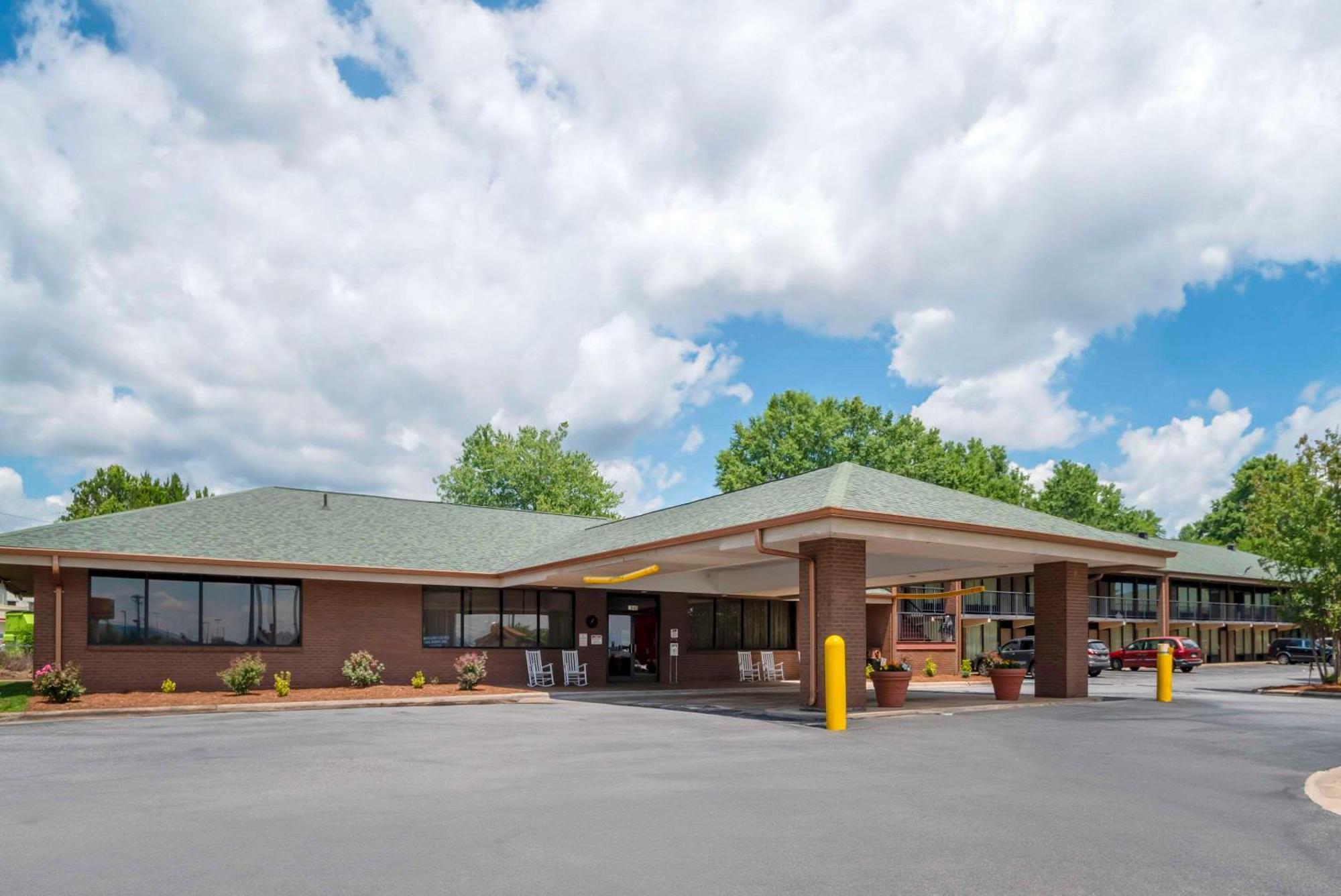 Quality Inn Near Speedway Wilkesboro Exterior photo
